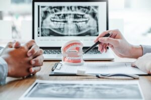 Dentist,With,Male,Patient,Presenting,Discussing,Dental,Problems,X-ray,Image